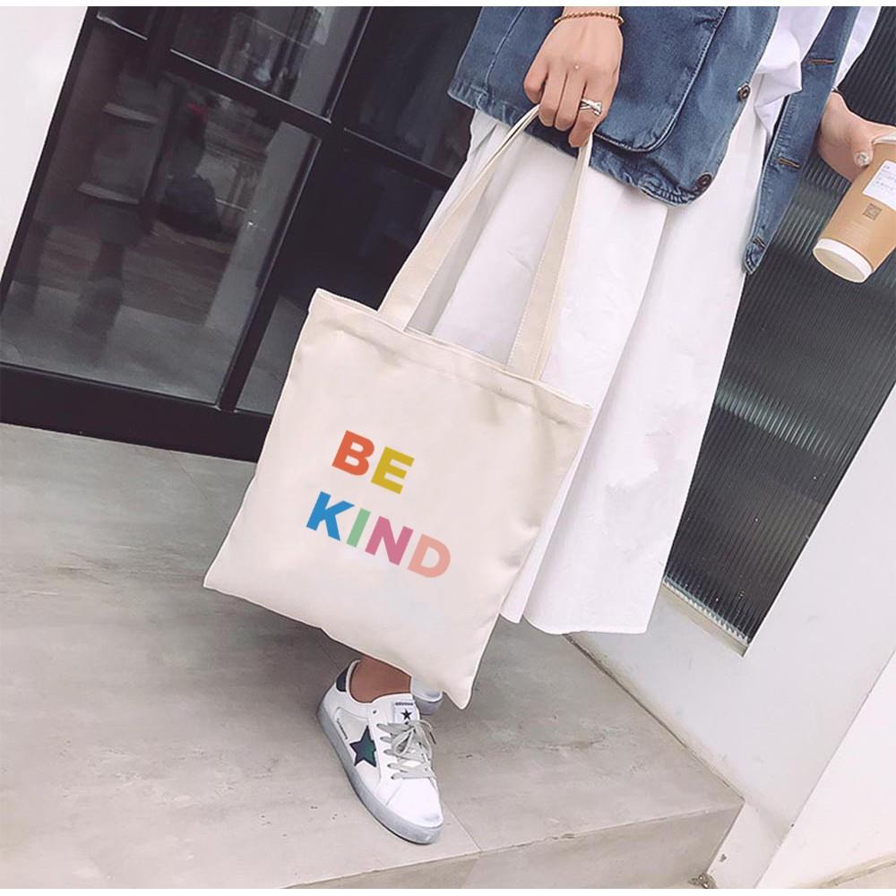 Túi Tote Vải Mộc Ginko kiểu basic có dây kéo khóa miệng túi đựng vừa laptop 14 inch và nhiều đồ dùng khác In Hình Be Kind M02