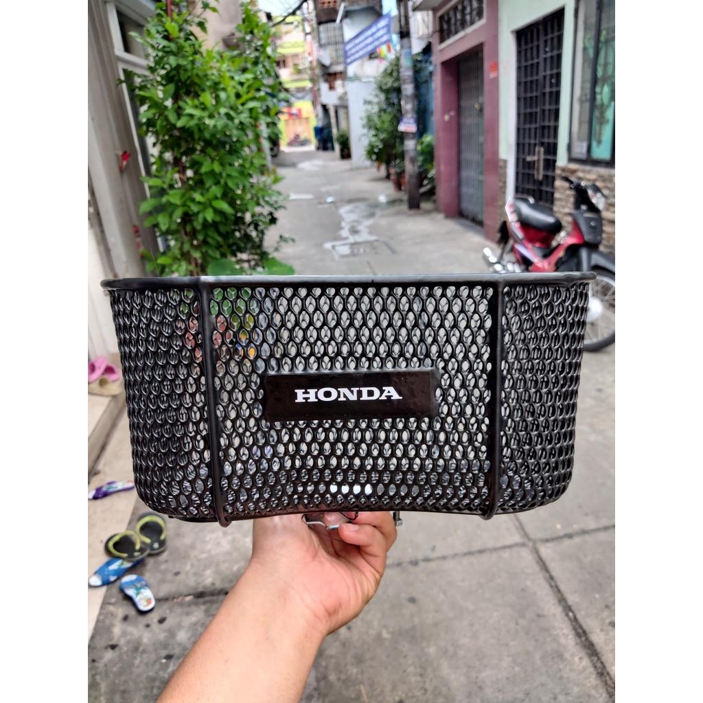 Rổ xe Dream lưới sắt phủ nhựa đen gắn phía trước, chắc chắn đựng được nhiều đồ