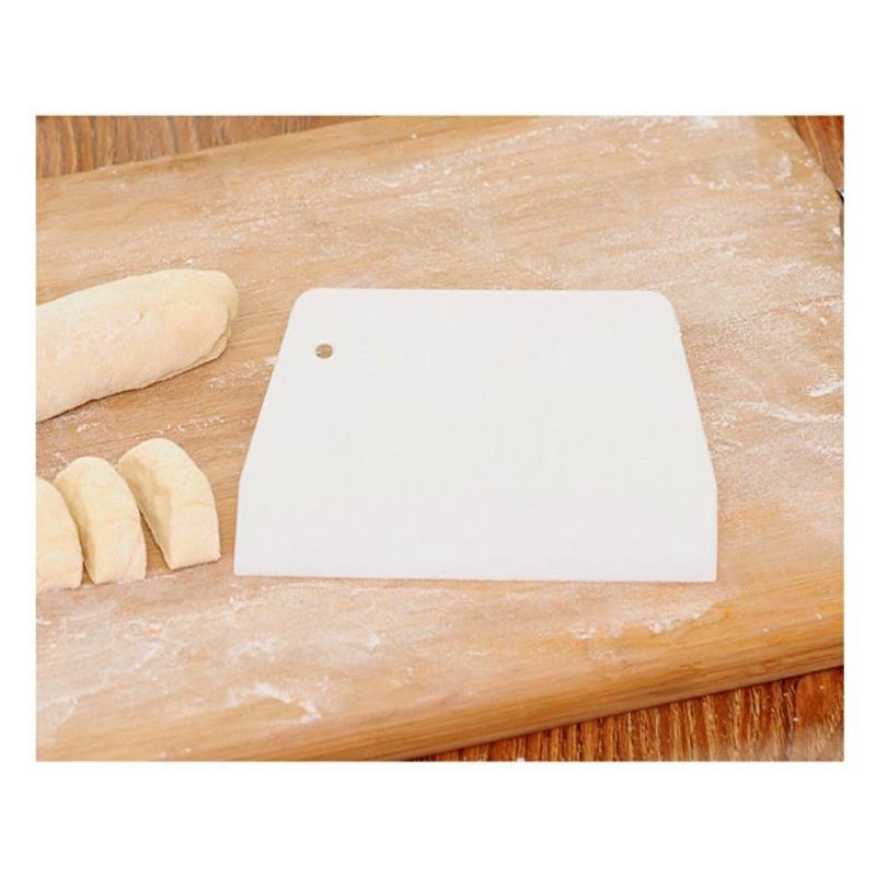 Dao vét, cắt bột làm bánh