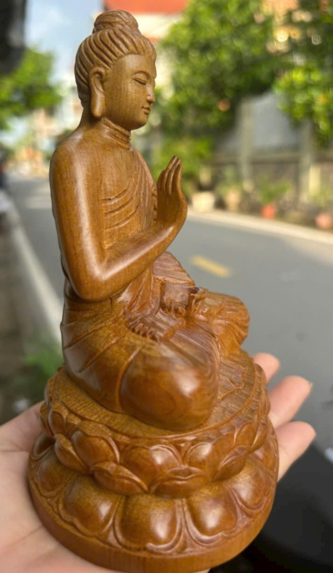 Tượng phật thích ca mẫu ni bằng gỗ bách xanh thơm núc cao 15x10x8cm