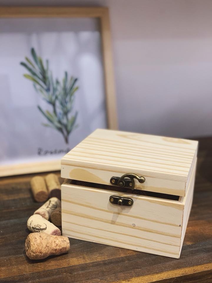 Hộp gỗ thông vuông nắp gỗ 15x15x10cm màu tự nhiên