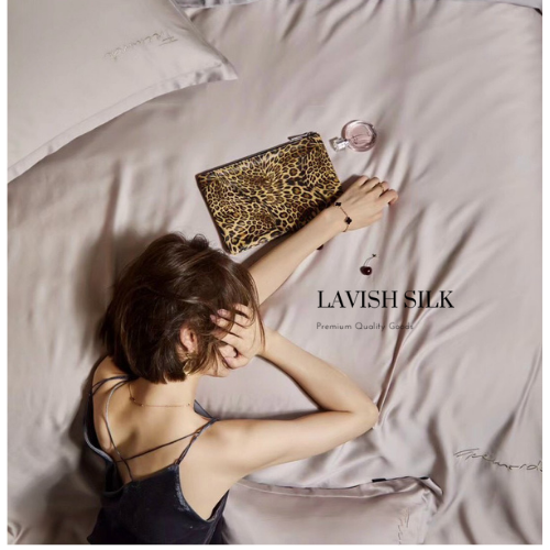 Trọn Bộ Ga Gối Lụa Kèm Chăn Sẵn Ruột + Tặng Bộ Quà Tặng Lavish Silk Cao Cấp - Xám Ghi Mix Hồng Phấn