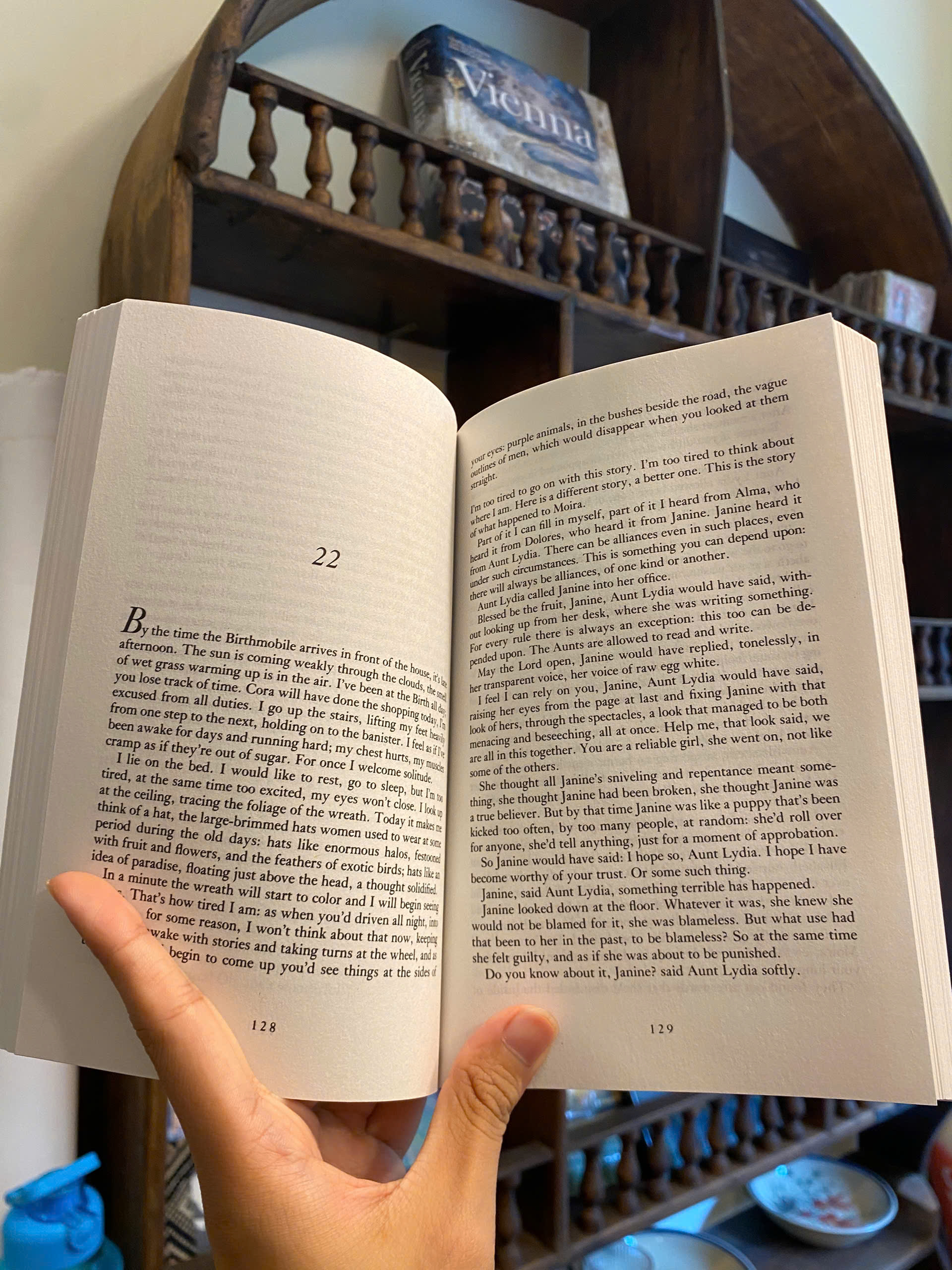 Sách - The Handmaid's Tale by Margaret Atwood | Classics Feminism / Ngoại văn Nhập khẩu