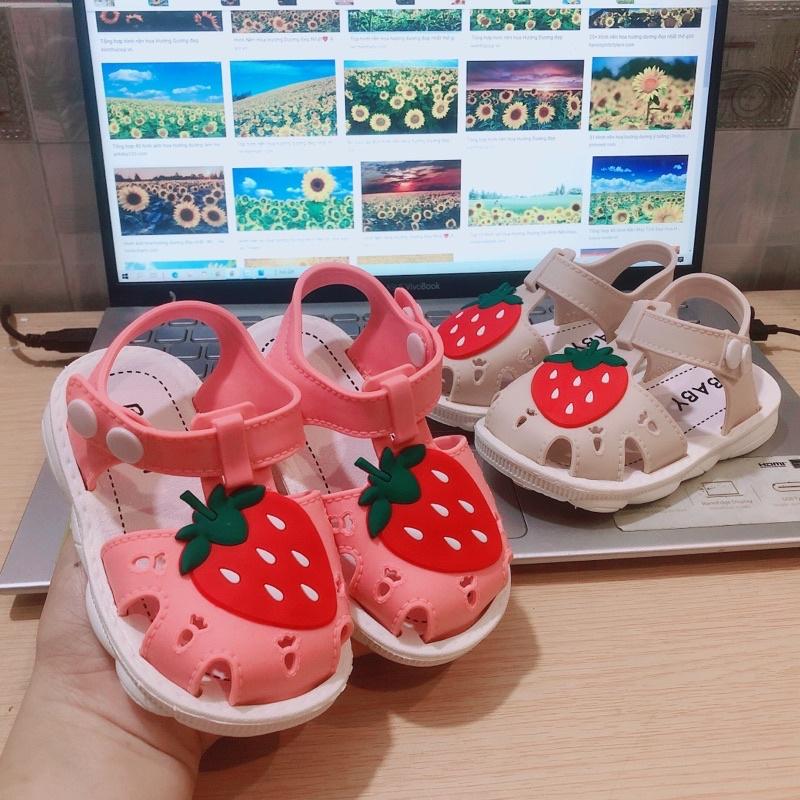Sandal rọ bít mũi hình trái dâu cho bé siêu cưng