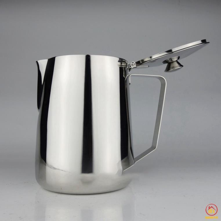 Ca Rót Đánh Sữa Inox Có Nắp 1.5L cao cấp, đảm bảo độ tinh của việc đánh sữa, giao hàng nhanh chóng.