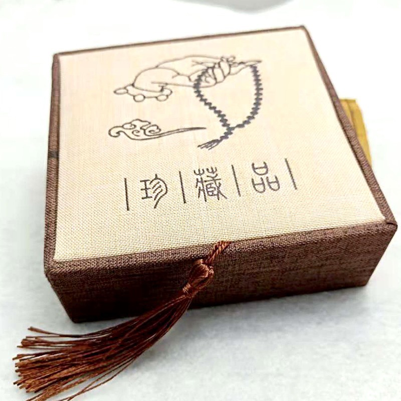 HỘP GẤM LÓT VẢI VÀNG TAY PHẬT CẦM CHUỖI HẠT 12cm ĐỰNG VÒNG , CHUỖI PHONG THỦY