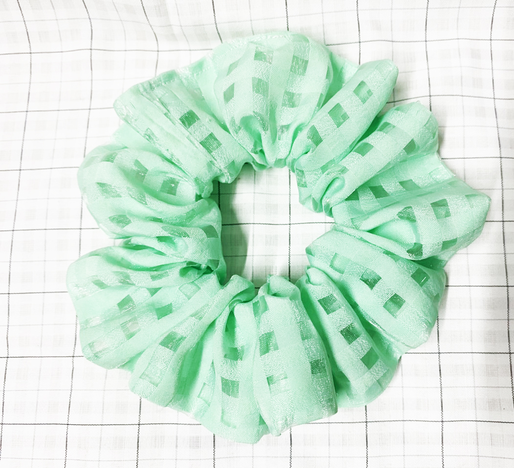 Cột tóc scrunchies màu xanh lá caro lưới size trung