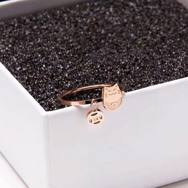 Nhẫn titan mèo may mắn không đen