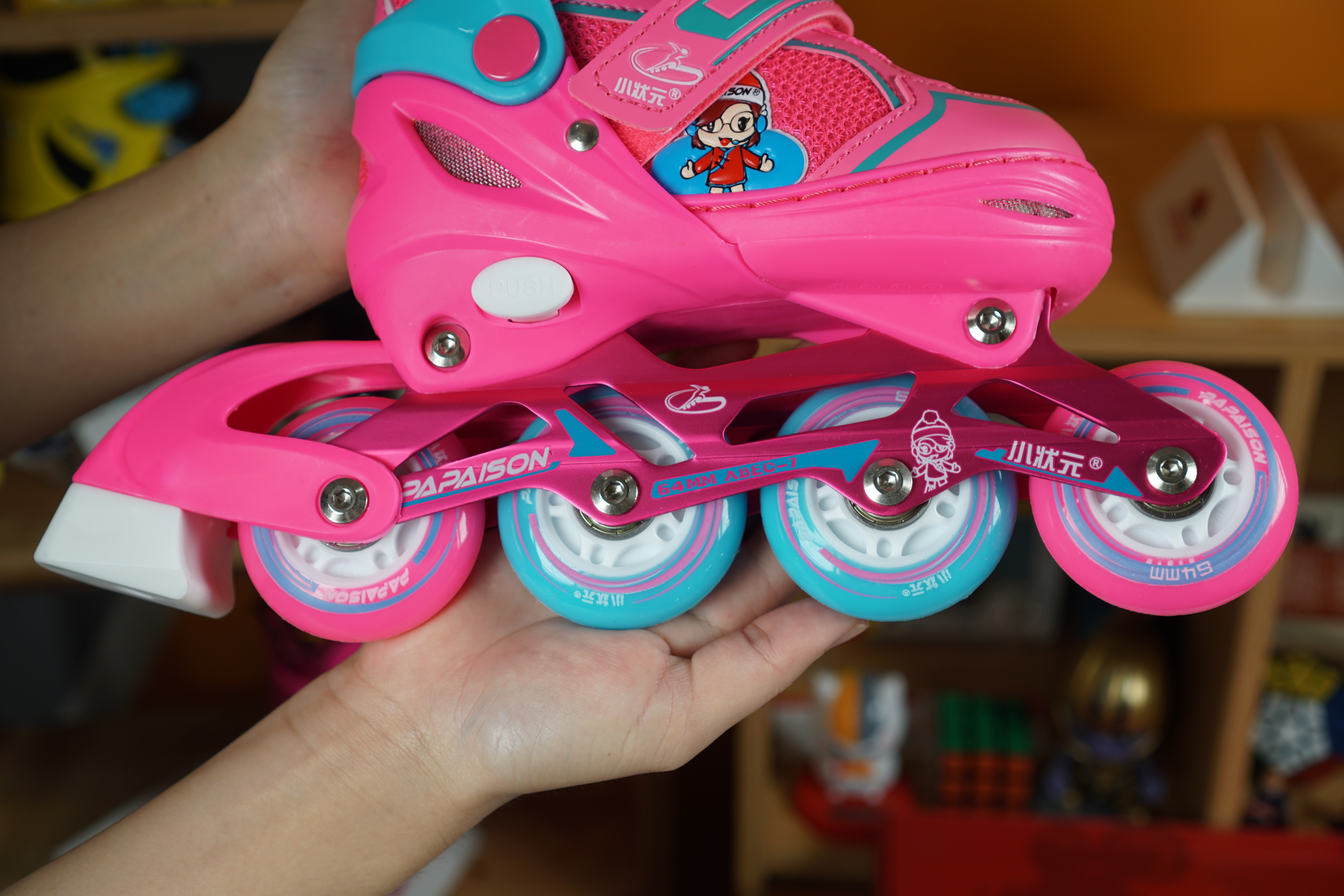 Giày Trượt Patin Papaison Kid với thiết kế an toàn, êm ái, màu sắc ưa nhìn, bắt mắt, đây là mẫu giày phù hợp với cả bé trai lẫn bé gái ưa thích vận động