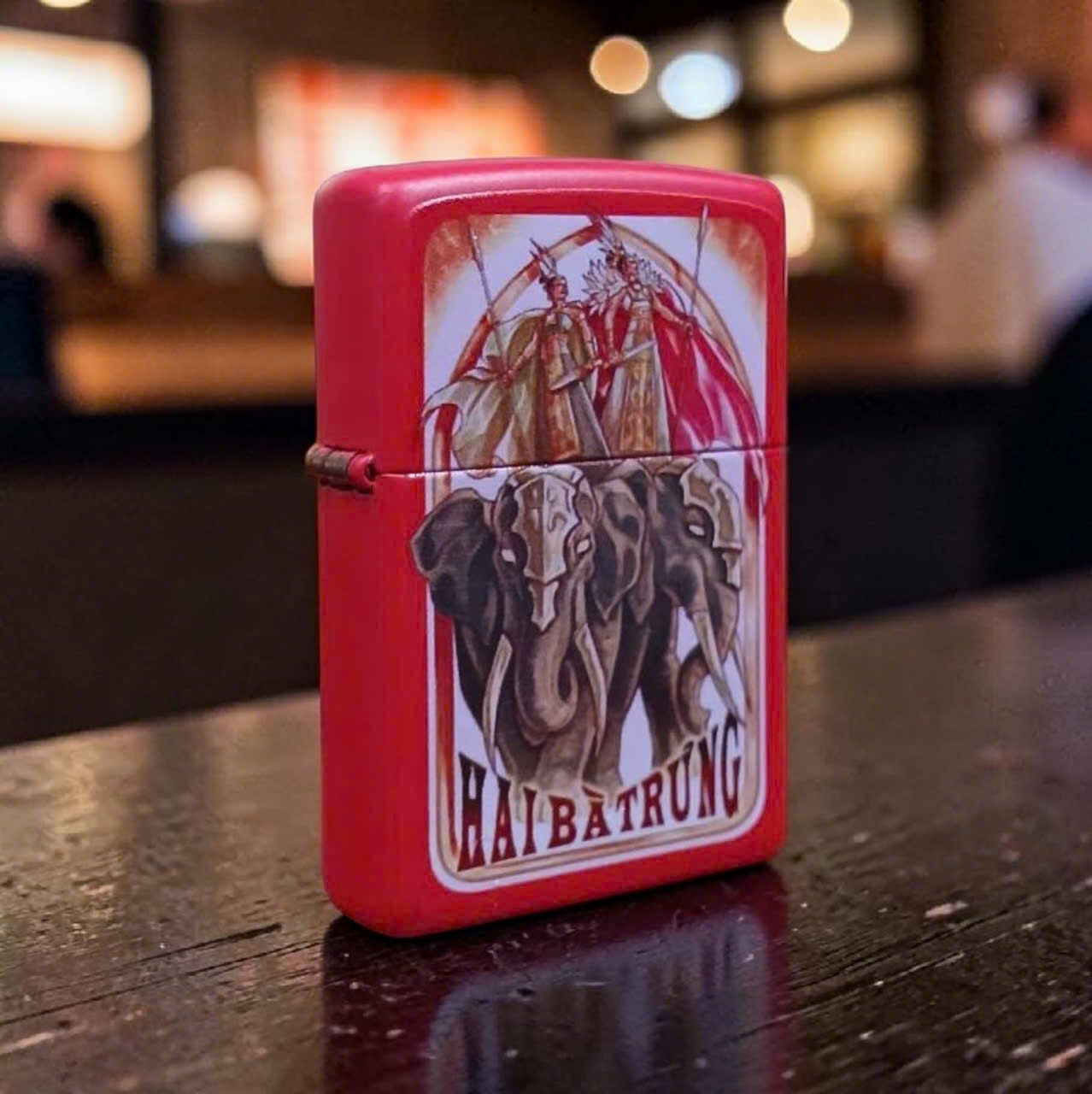 Bật lửa Zippo Hai Bà Trưng Vỏ Đỏ Họa Tiết Cổ Điển Vẽ Tay - Bật Lửa Mỹ Chính Hãng Làm Quà Tặng Sưu Tầm