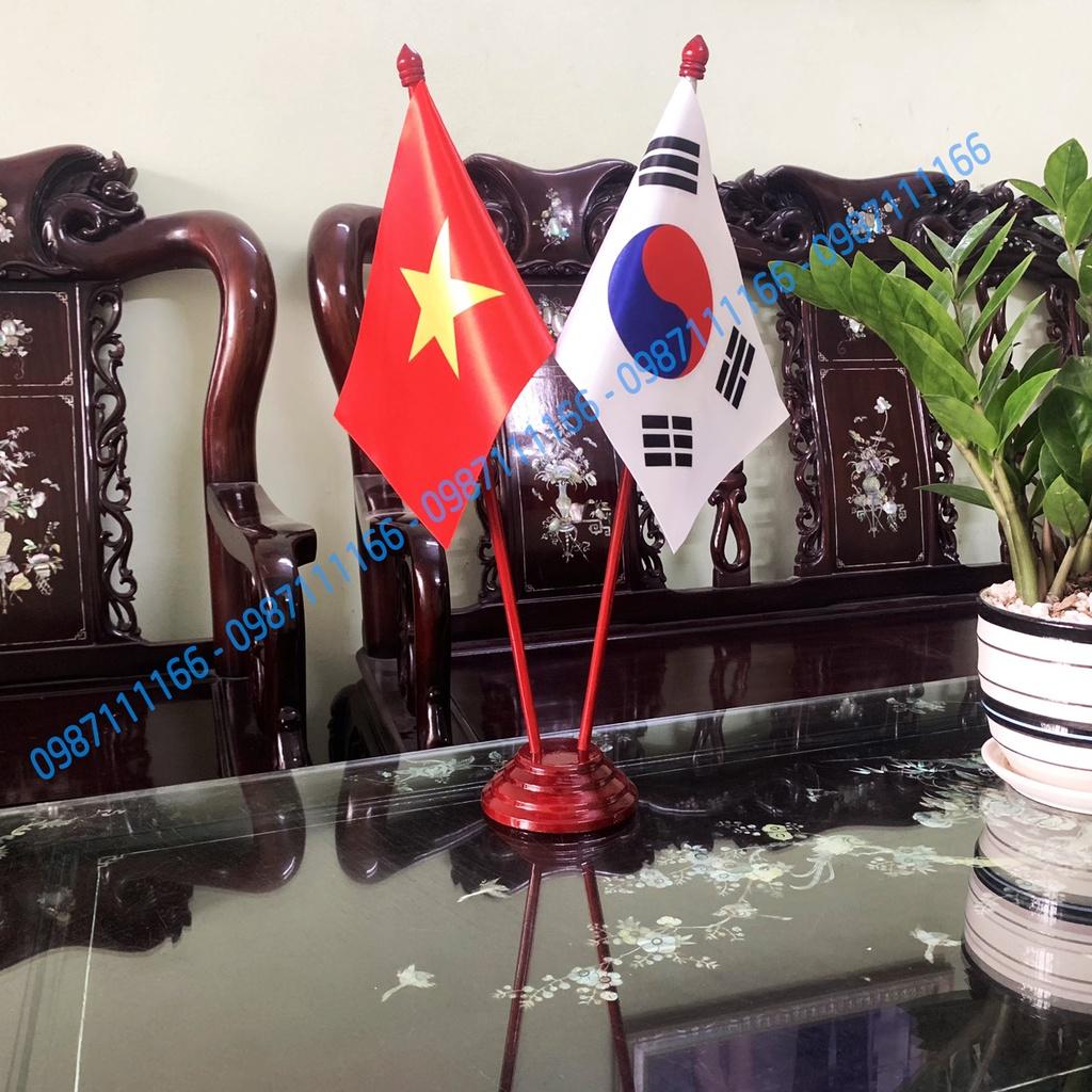 Cờ Để Bàn Đế gỗ Cắm 2 cờ Việt Nam - Hàn Quốc In Kỹ Thuật Số 3D Vải Phi Bóng