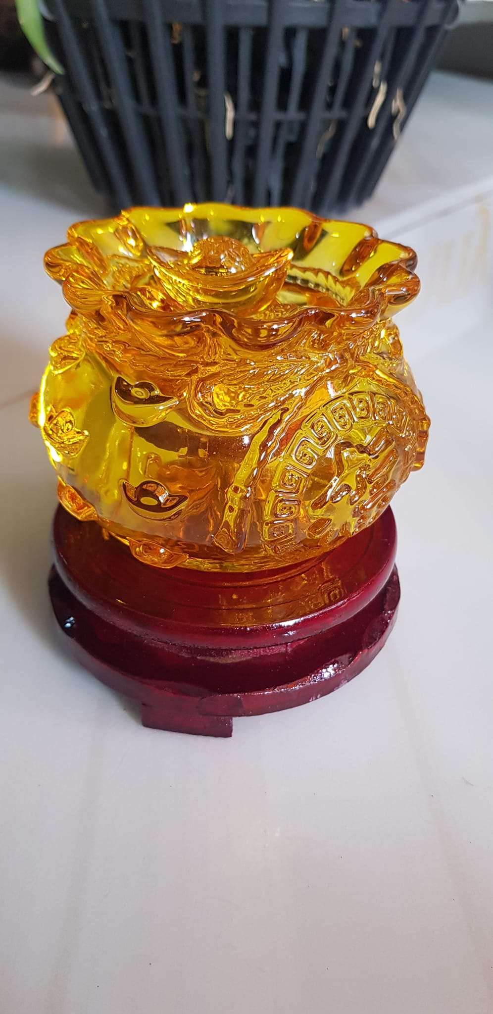 Tượng Phong Thủy Thố tụ tài mới miệng kiểu màu vàng anh tài lộc 10 thỏi xiền vàng đá lưu ly tự nhiên đế gỗ size trung đk 11cm x Cao 11cm cả đế x thố cao 7,5cm Hợp ANh Chị Mệnh Kim Thổ Thuỷ đặt bàn làm việc bàn thờ thần tài ạ