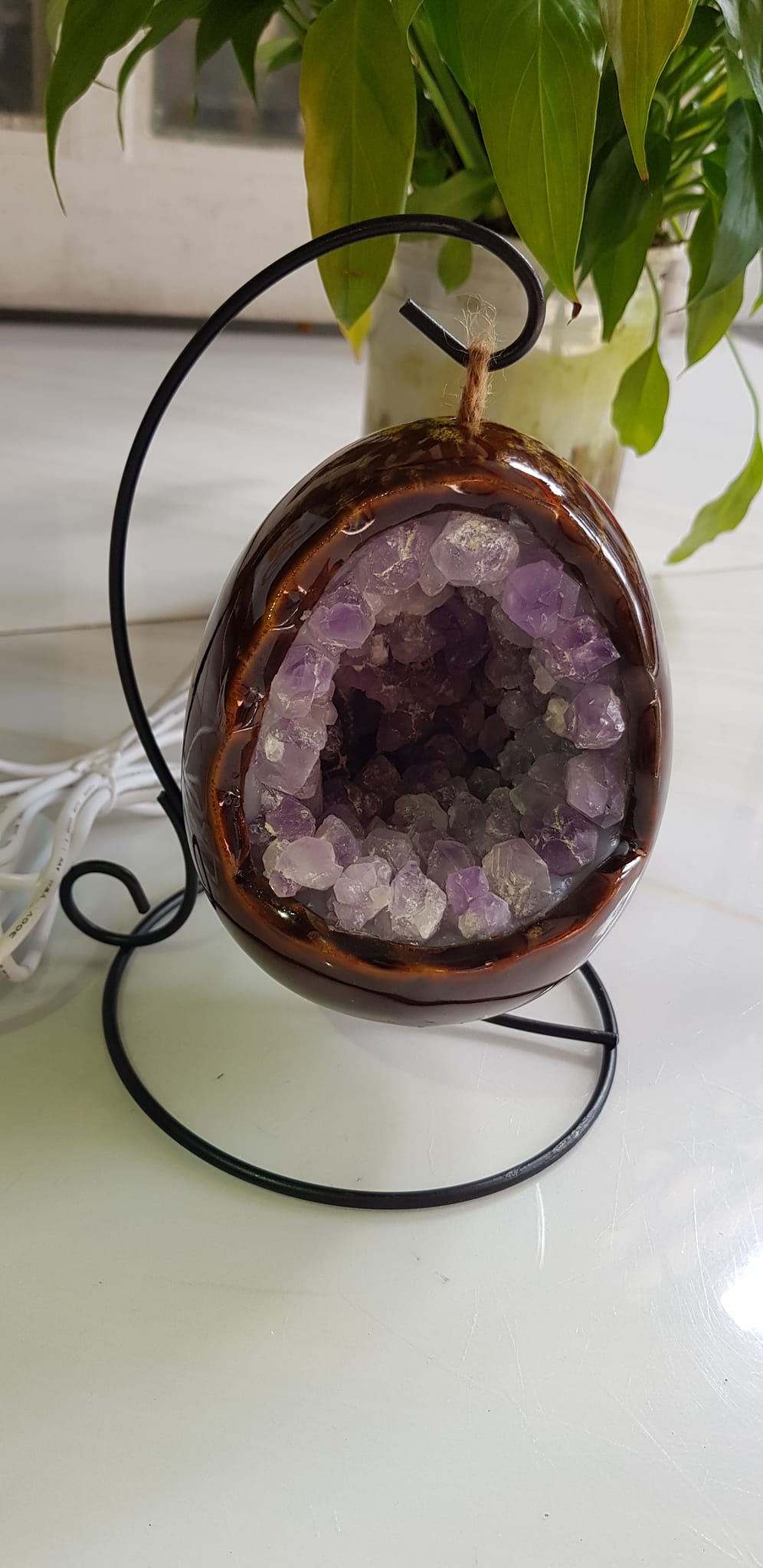 Miếng thạch anh tím tự nhiên hốc sâu có đế kiểu có đèn điện công dụng hút tài lộc Size cả chân Cao 16cm đk 12cm miếng tím cao 10cm x đk 8cm Anh Chị để bàn trang trí nhà bàn thờ Thần Tài và treo trong phòng làm đèn ngủ may mắn màu tím thật sự rất tốt đẹp ạ