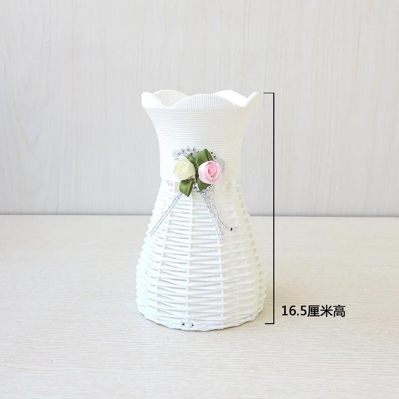 Lọ nhựa, chậu cắm hoa giả mây đính nơ đẹp cao 17cm trang trí nhà cửa, quán cafe, khách sạn