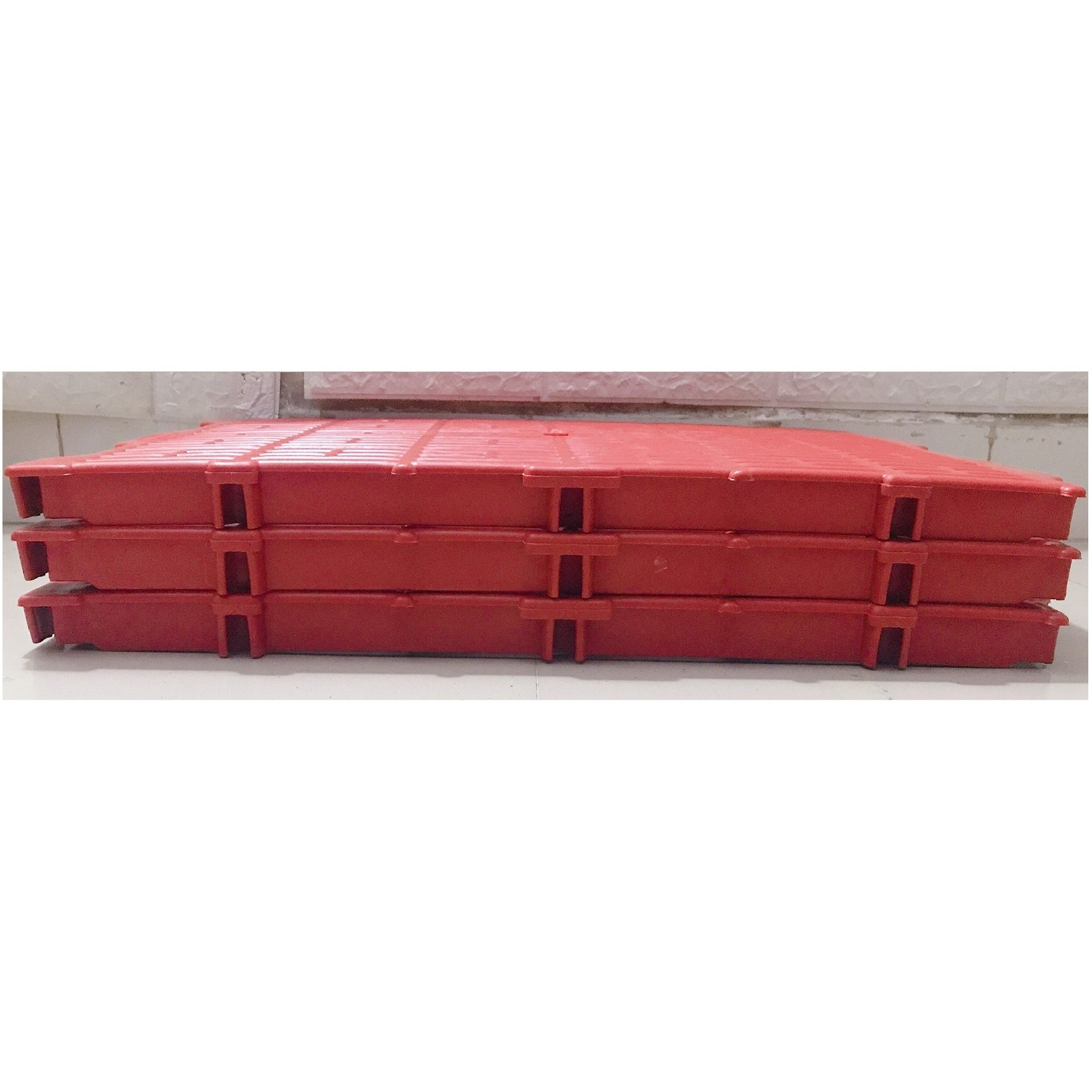 3 Tấm Nhựa Lót Sàn Chuồng Chó, Chuồng Heo, Mèo... Kích thước 40×55x3.5cm Có Thể Ghép Vào Nhau, Màu Đỏ - Tấm nhựa lót sàn đa năng màu Đỏ!