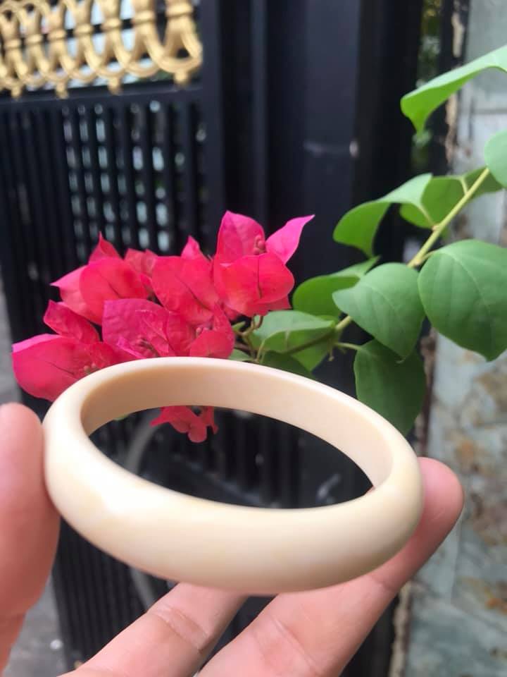 VÒNG TAY NỮ ĐEO MÀU TRẮNG GIẢ NGÀ HAY GỌI LÀ XƯƠNG MỸ NGHỆ  SIZE 52MM x Bản Cao 12mm x Dầy 6,5mm  NỮ NẶNG 50KG TRỞ XUỐNG ĐEO Ạ 