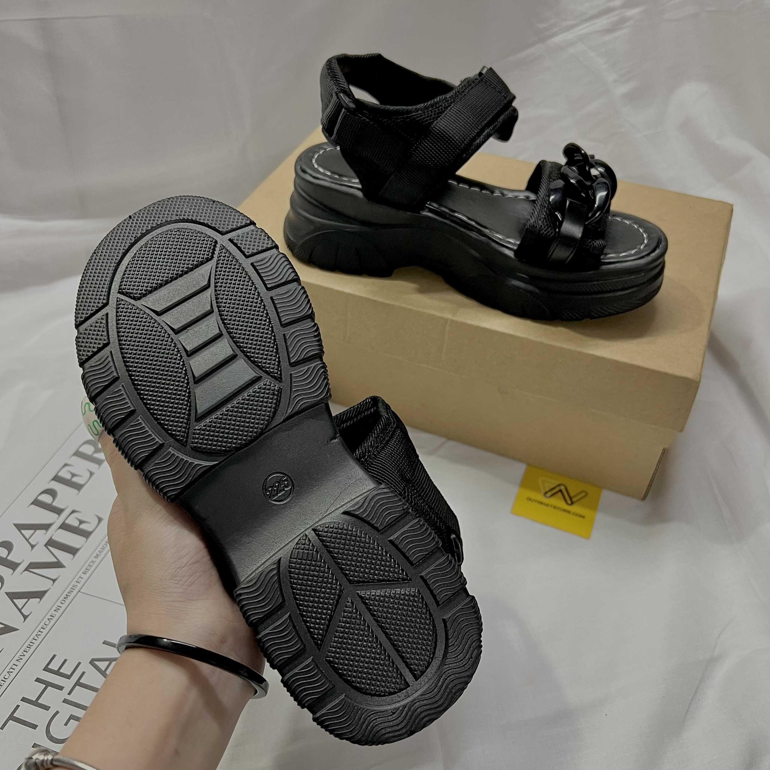 Giày Sandal Nữ Quai Ngang Bánh Mì Màu Trắng Đen Duy Nhật Store Phối Khóa Học Sinh Đi Học Bền Đế Bằng Cao Độn 4cm Uzzang