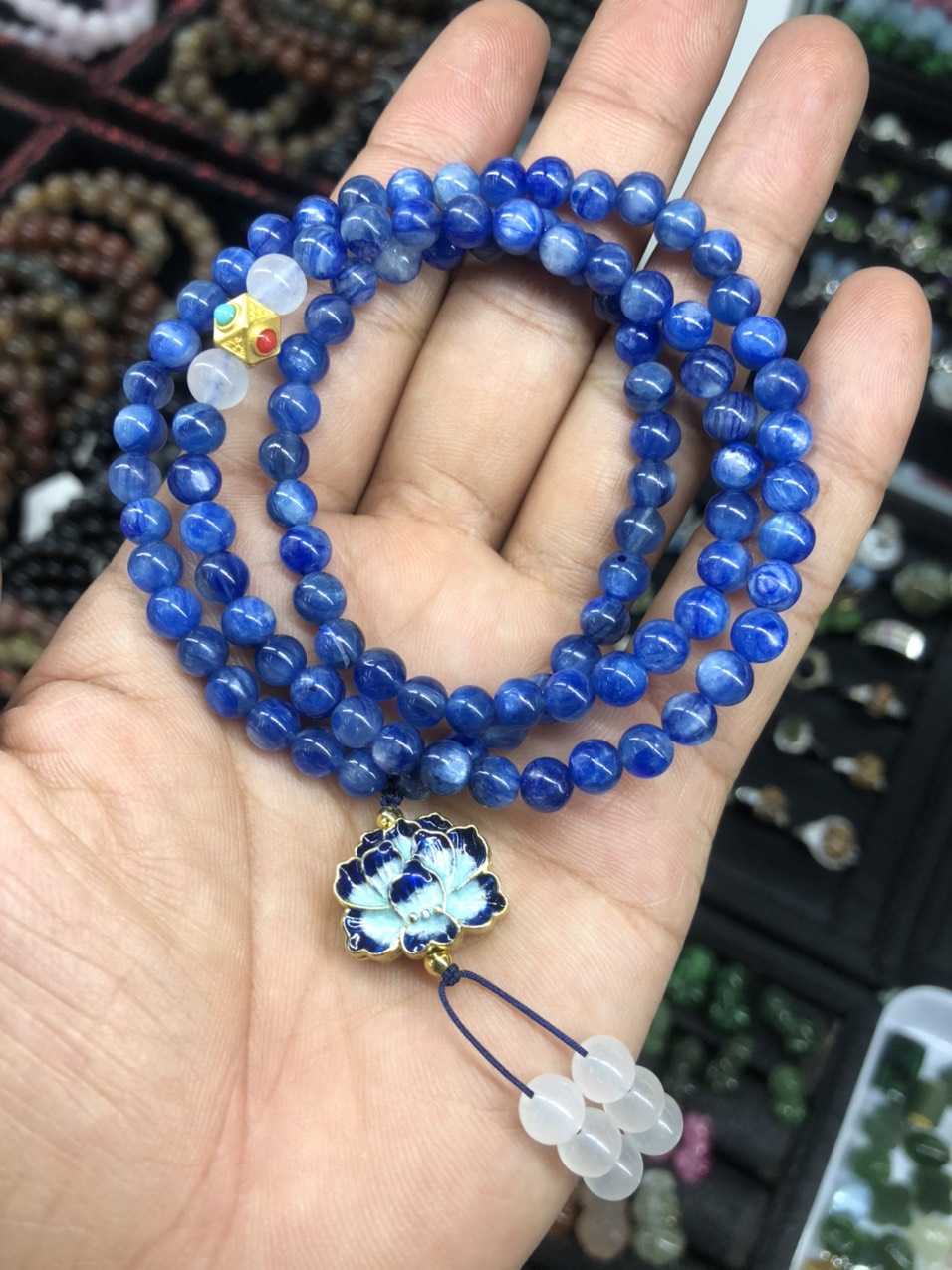 Vòng đeo tay, lắc tay phong thủy chuỗi hạt quấn 3 vòng mix phụ kiện hoa sen đá Sapphire nước ( Kyanite )
