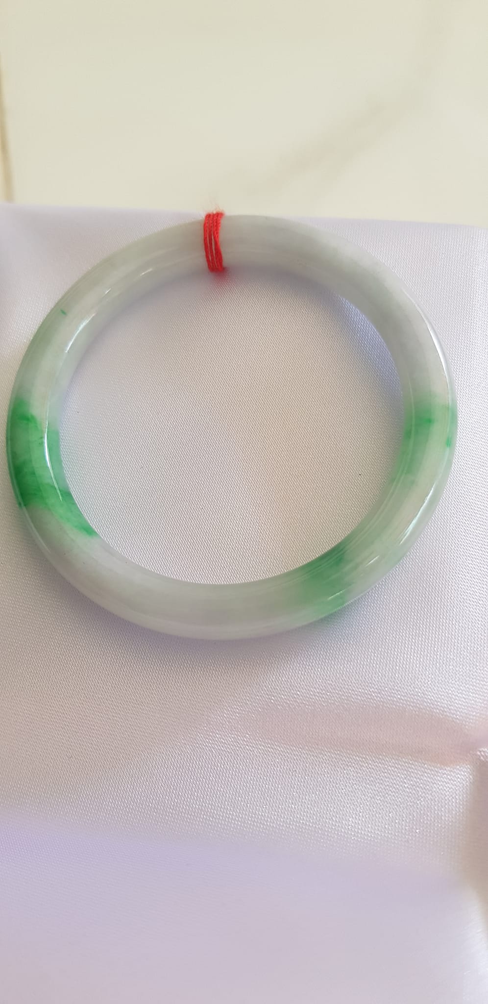 Vòng Cẩm Thạch tự nhiên đẹp Tr Lý Sao 47mm x chột 6,5mm Vòng màu trắng sữa điểm xanh lý đậm bóng mượt đẹp xinh sang tay lắm Nữ tay nhỏ 30kg - 47kg đeo đẹp ạ