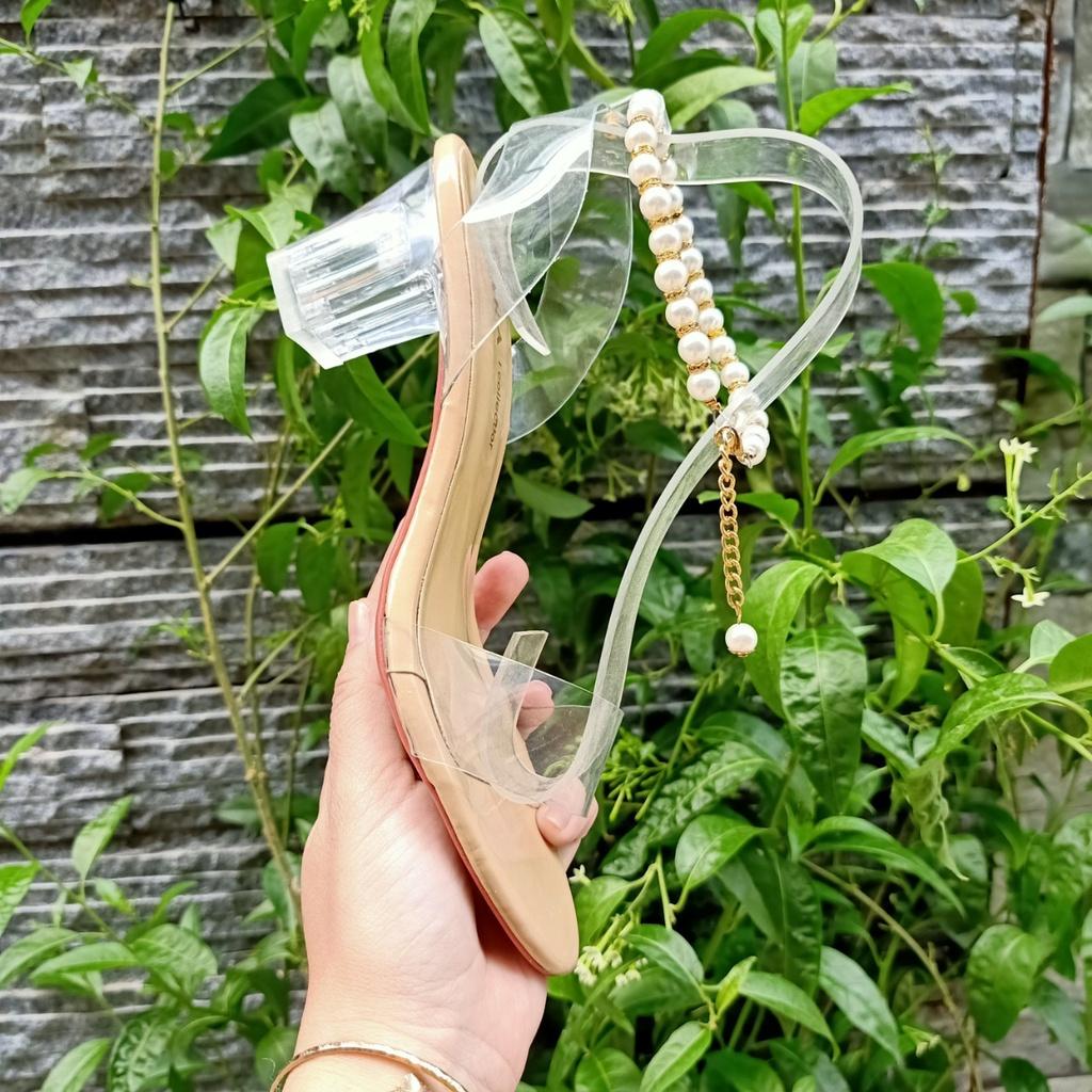 Giày cao gót đế trong suốt vòng chuỗi hạt cao 5 phân