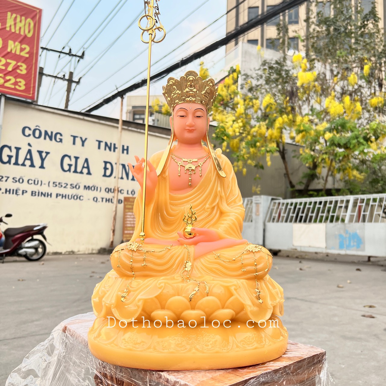 Tượng Địa Tạng Vương Bồ Tát ngồi trên đài sen bằng đá nhập khẩu cao cấp cao 40cm– màu vàng thạch anh