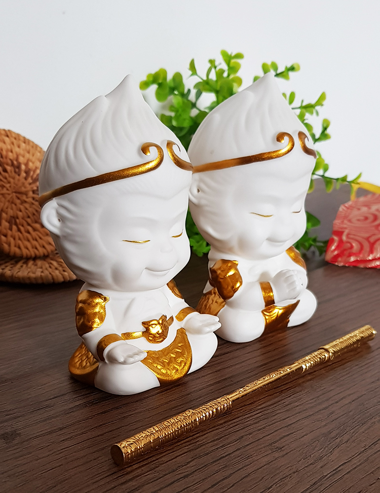 Tượng Chibi Mỹ Hầu Vương 11.5cm bằng gốm trắng (kèm gậy Như Ý + áo choàng + đế tre) - mẫu dang tay