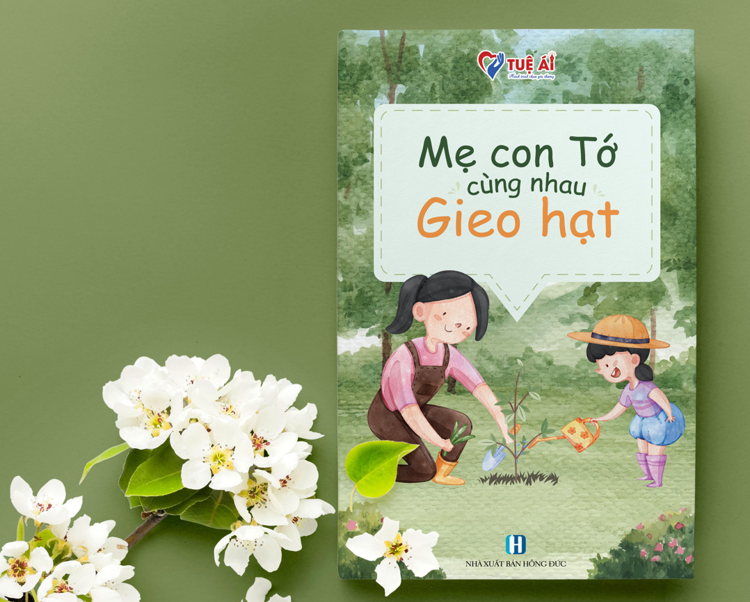 Mẹ con tớ cùng nhau gieo hạt