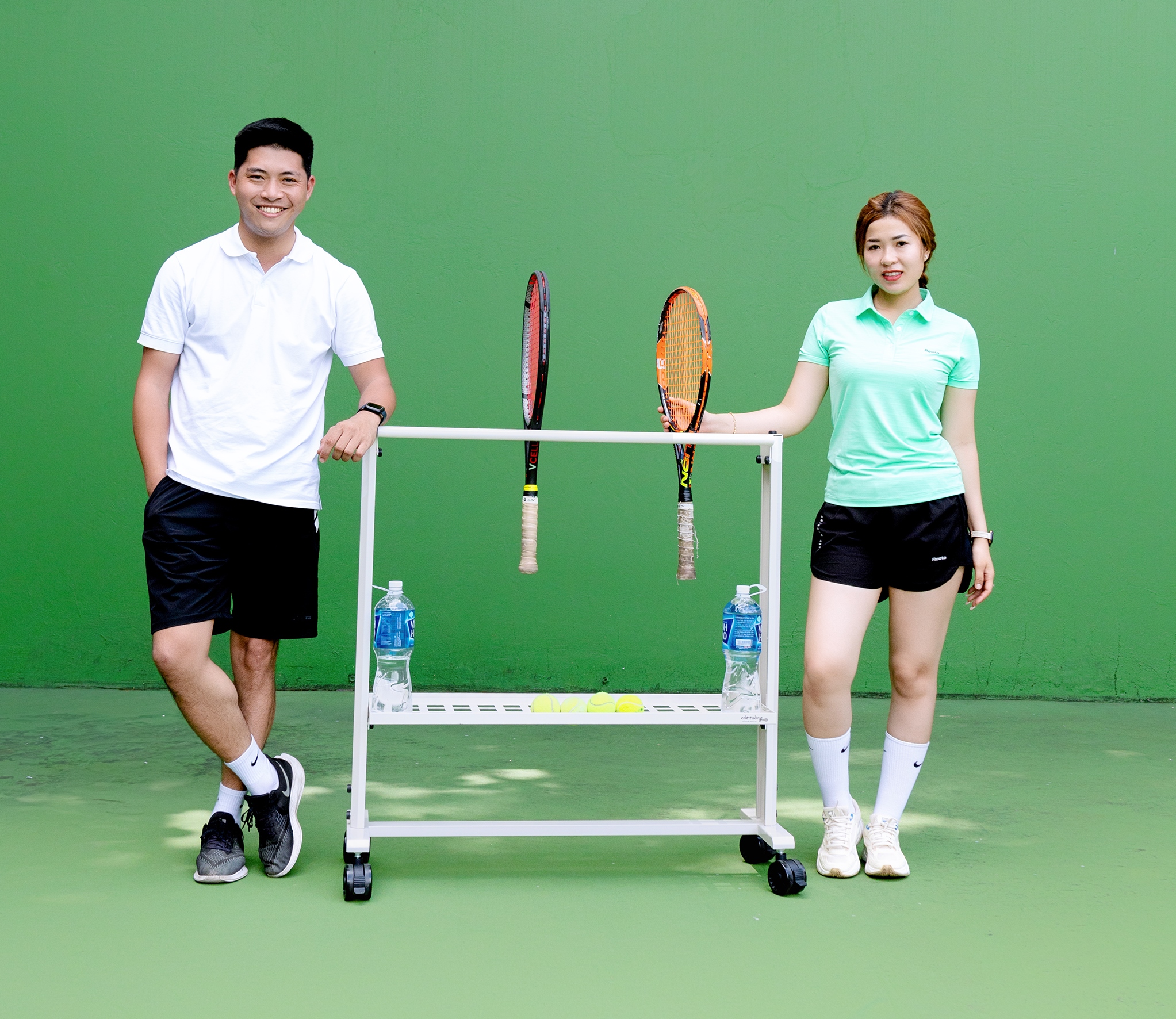 Dụng cụ treo vợt tennis ngoài trời
