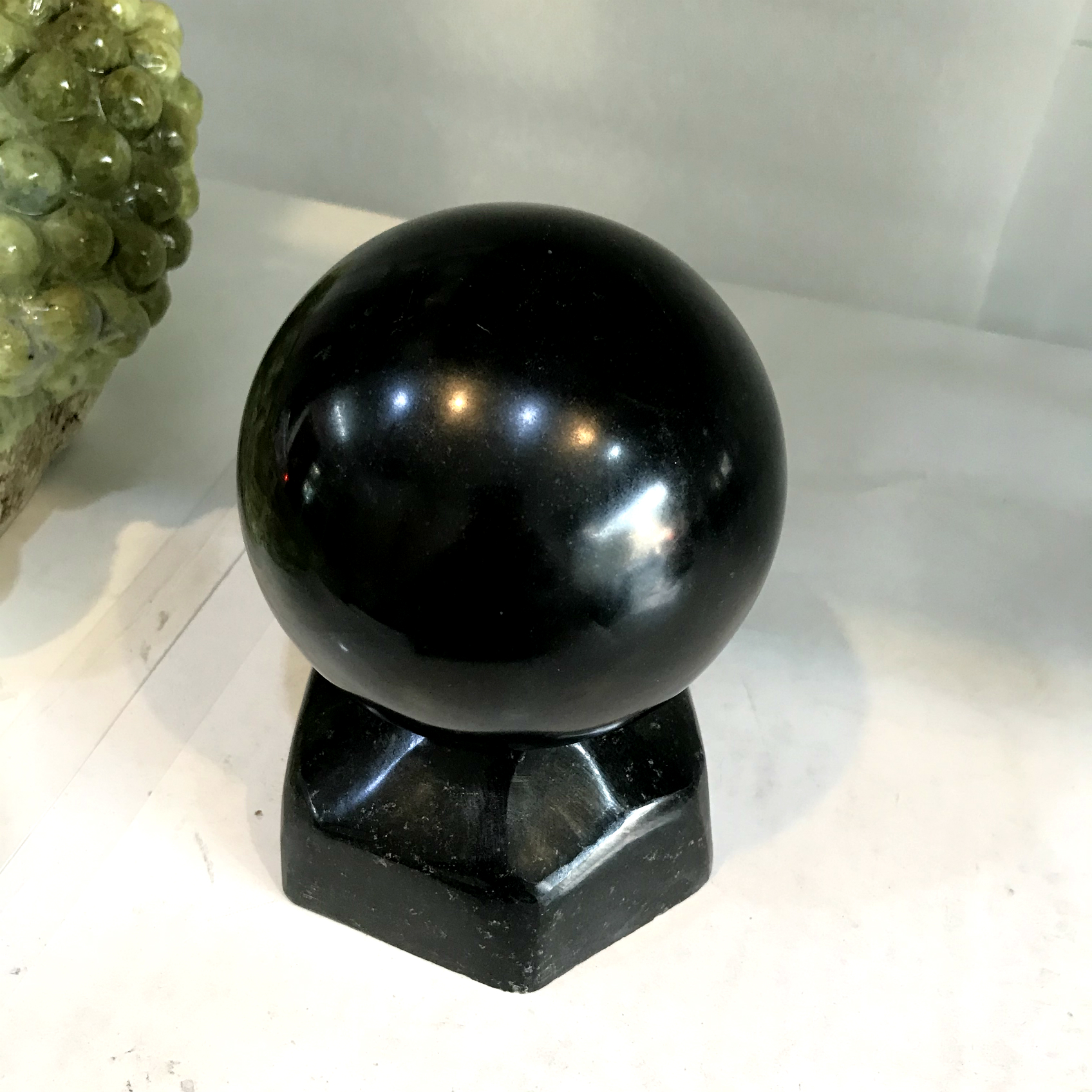 Quả cầu phong thủy đá Obsidian đen Roxi 2A