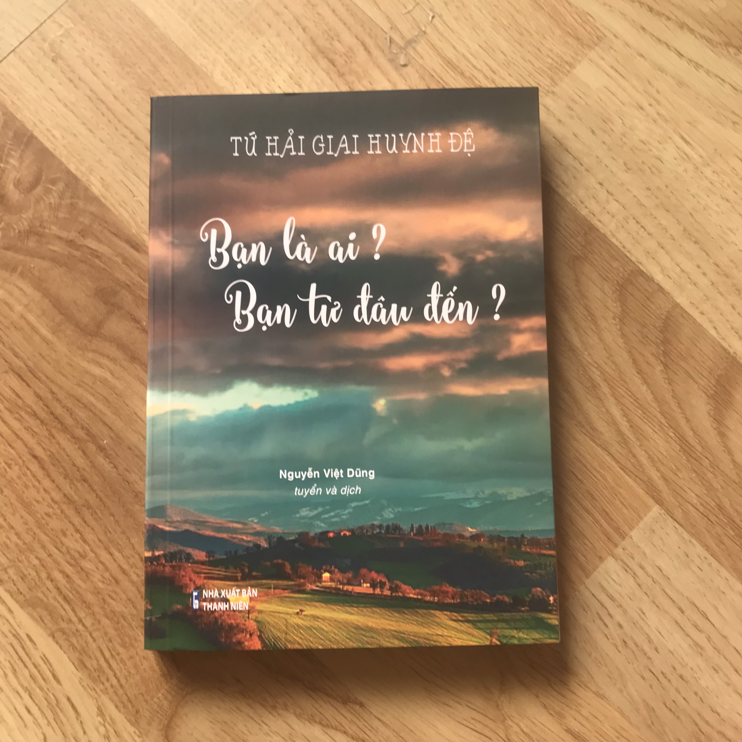 Combo 2 sách: Tứ Hải Giai Huynh Đệ: Tôi Là Ai, Tôi Đang Ở Đâu? + Tứ Hải Giai Huynh Đệ: Bạn Là Ai, Bạn Từ Đâu Tới (Cả 2 đều in màu, Trung - Việt, có phiên âm pinyin, có Audio do giáo viên Trung Quốc đọc) + DVD Quà tặng