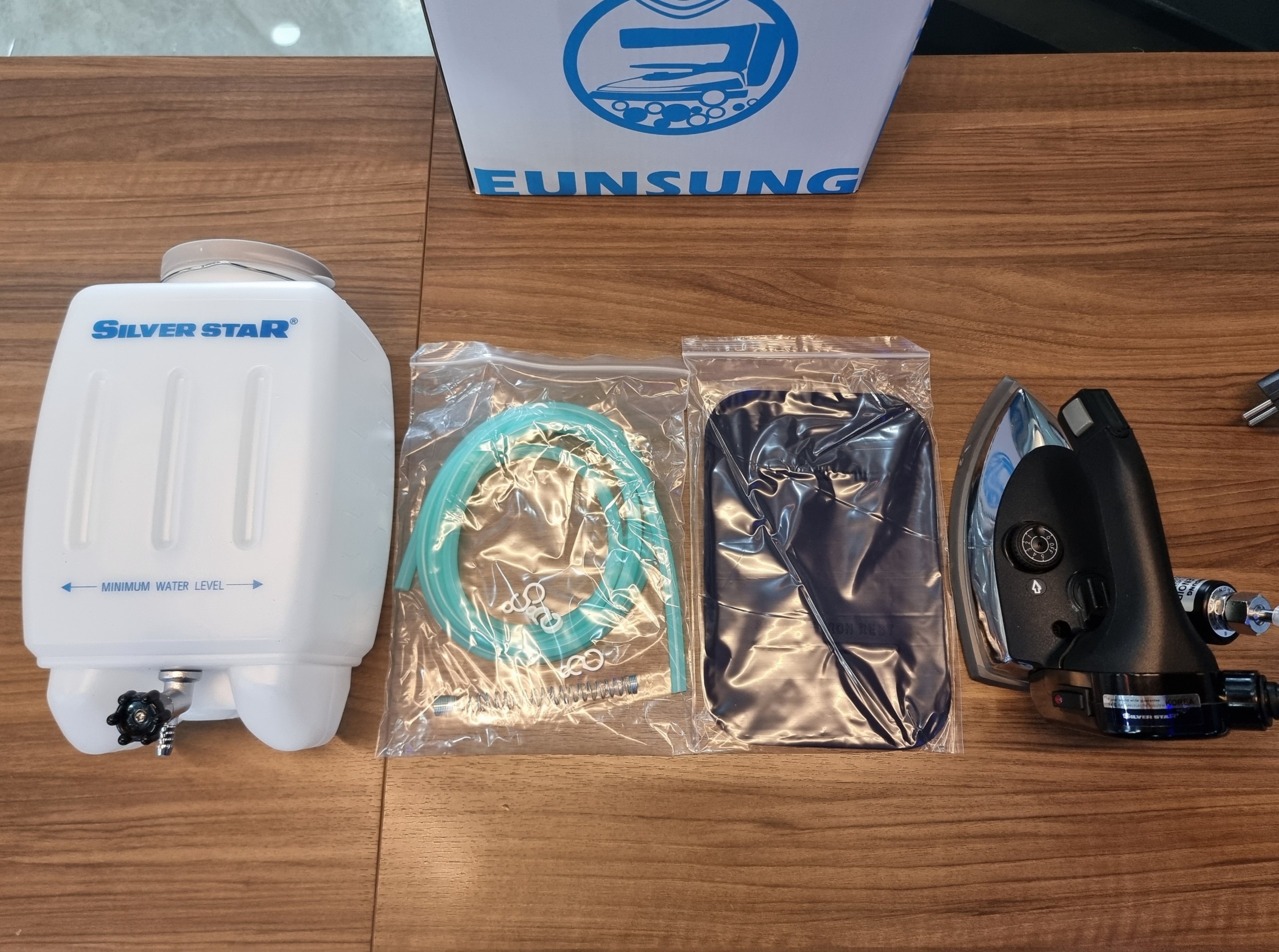 Bàn ủi hơi nước công nghiệp SilverStar EZ-300 (Đen)- Hàng nhập khẩu