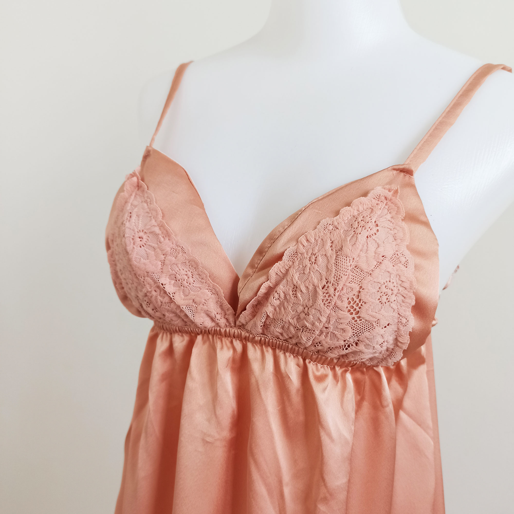 Đầm ngủ vải phi lụa màu nude đẹp có quần đùi kèm theo