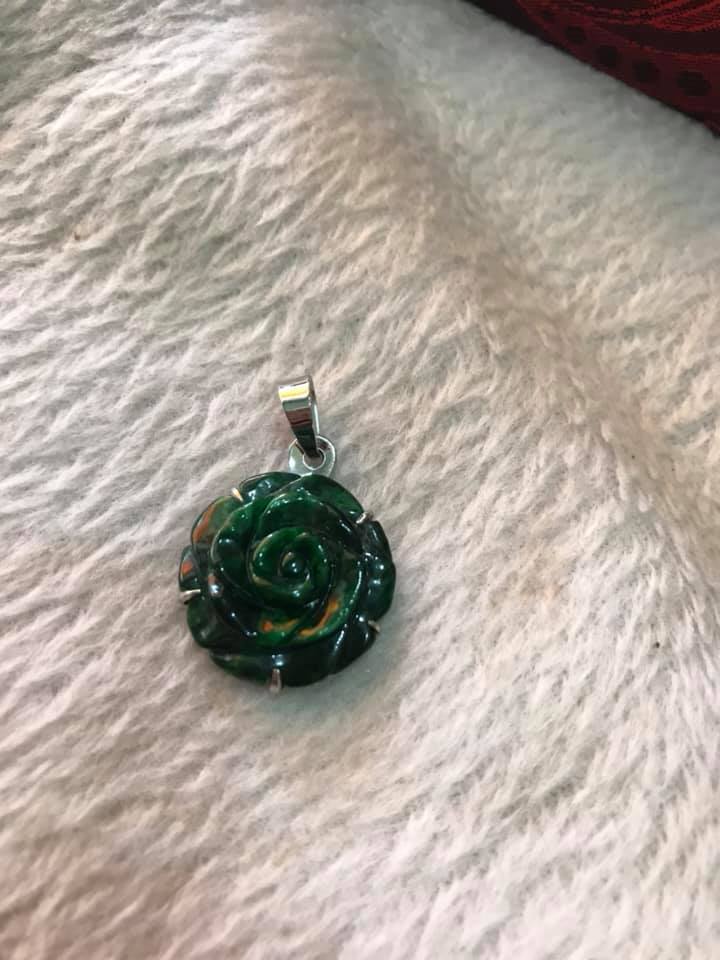 MẶT DÂY CHUYỀN BÔNG HOA HỒNG NỔI TO CÓ KHOEN ĐẸP SIZE 20MM X DẦY 6MM CHẤT LIỆU 100% ĐÁ CẨM THẠCH THIÊN NHIÊN NỮ MỆNH THỦY MỘC HỎA ĐEO ĐẸP LẮM Ạ
