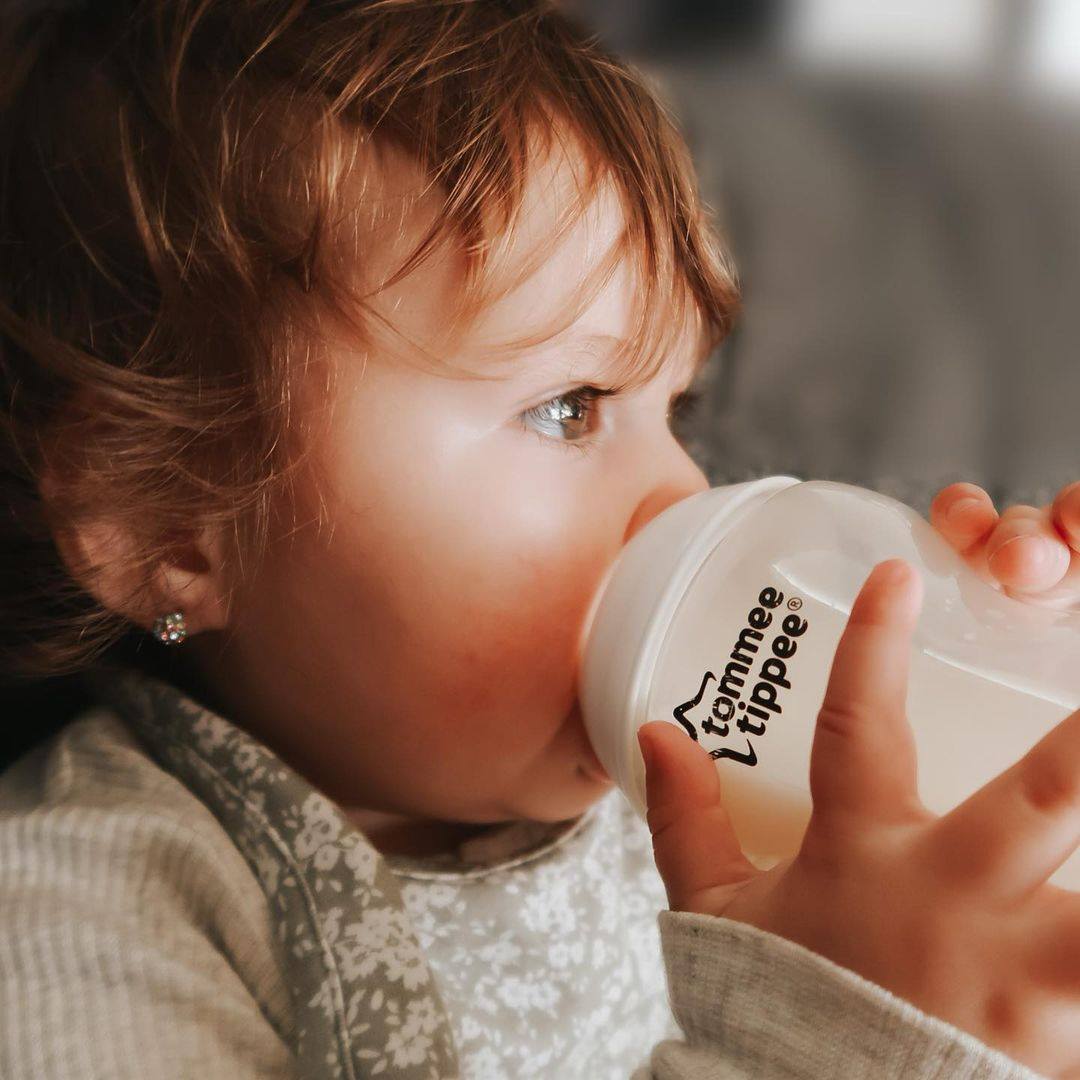 COMBO Ty Ngậm Silicon Siêu Nhẹ Tommee Tippee Ultra Light 6-18m &amp; Bình Sữa Ty Siêu Mềm Tommee Tippee Natural Start 260ml