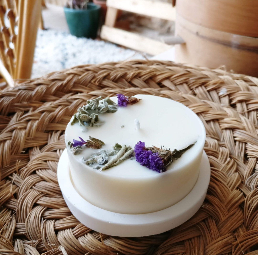 Nến thơm sáp đậu nành với tinh dầu cây Xô thơm Clary Sage, trang trí lá xô thơm trắng và hoa salem tím - 200ml