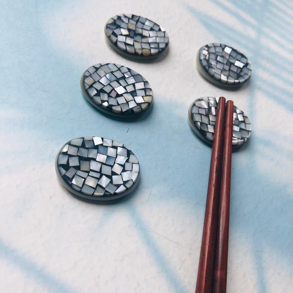 Gác Trai Oval Khảm Xà Cừ Dùng Kê Đũa, Thìa, Phụ Kiện Bàn Ăn, Nhà Hàng, Khách Sạn Đẹp Mắt Của Craft Closet