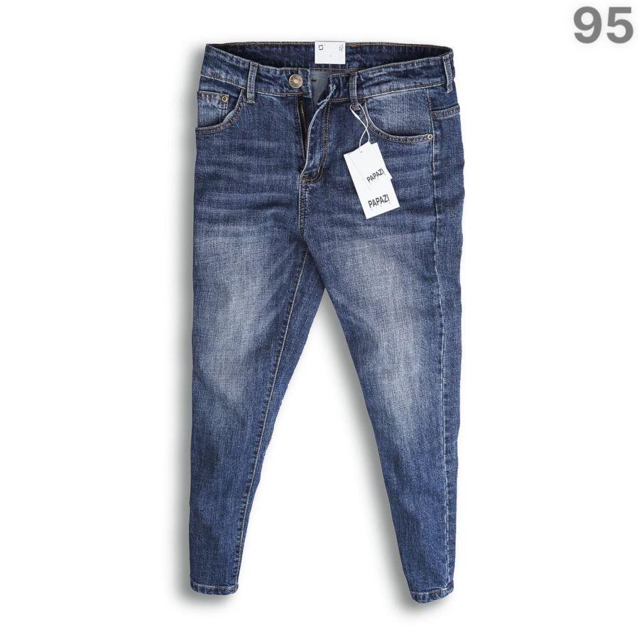quần jean dài, chất co giãn dễ mặc này còn sở hữu màu xanh, mang hơi hướng của những thiết kế quần bò
