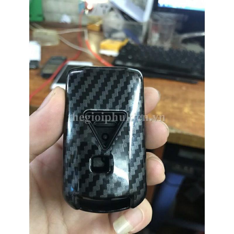 Ốp nhựa Carbon, bọc bảo vệ chìa khóa xe Mitsubishi Outlander, Xpander kèm móc đeo INOX