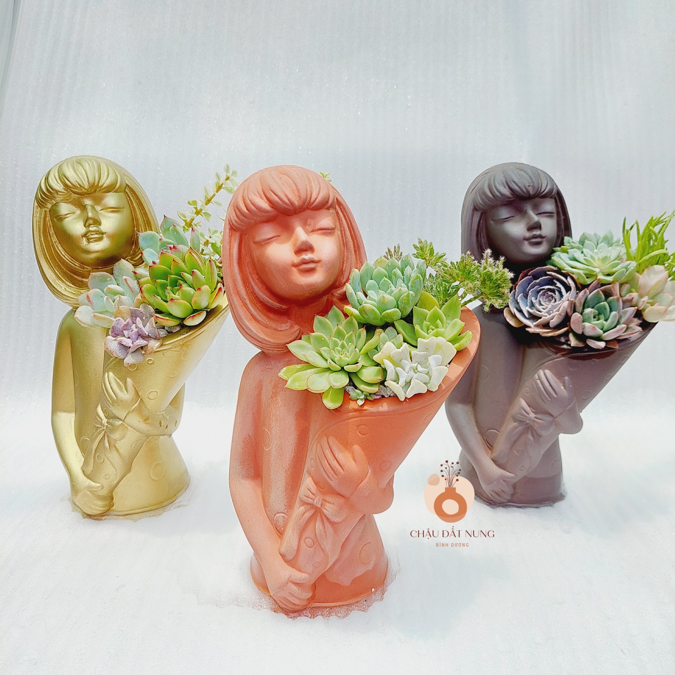 Chậu đất nung Bình Dương - Cô gái Maria, đường kính miệng 10cm, chiều cao 26cm