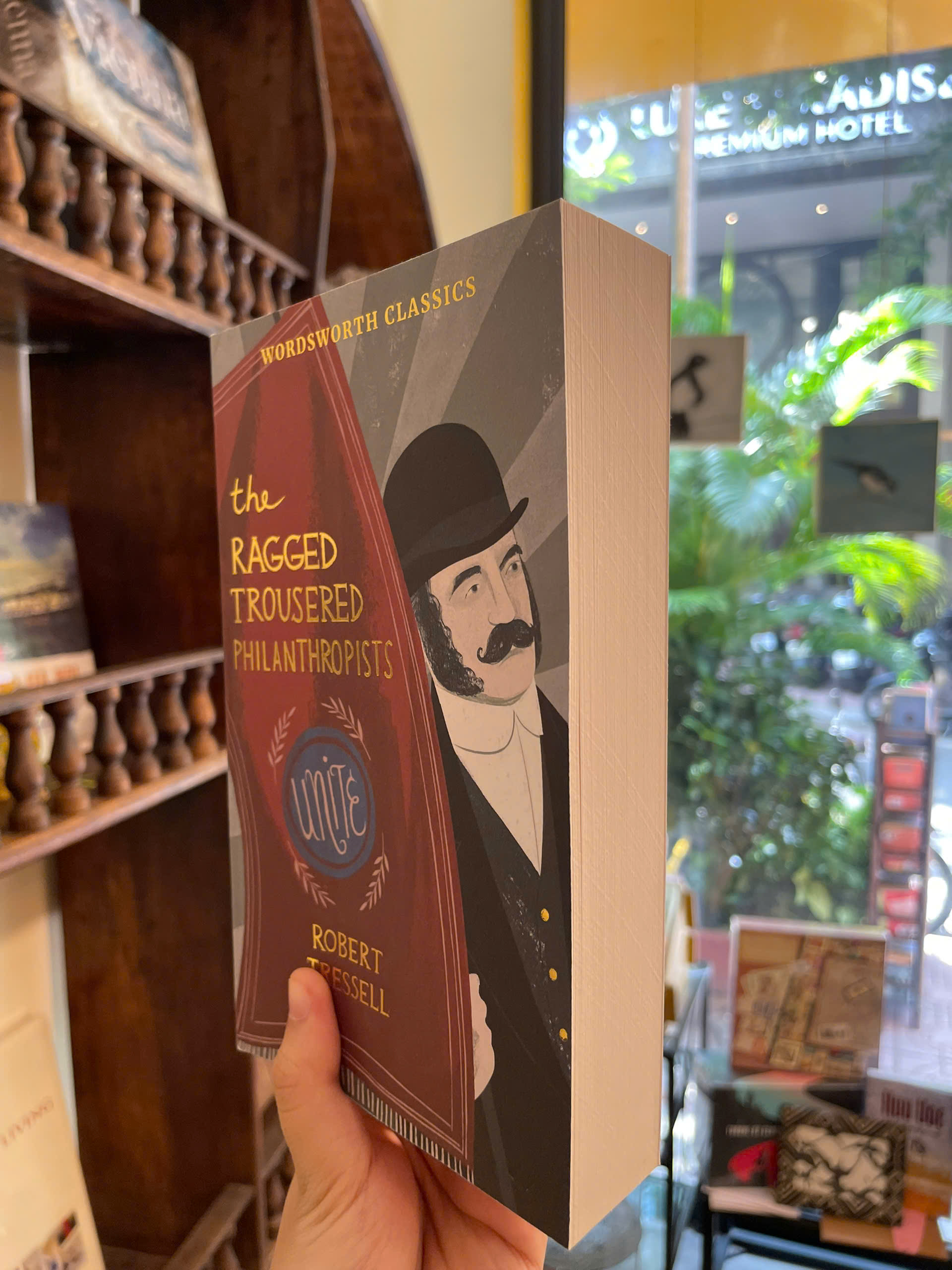 Sách - The Ragged Trousered Philanthropists by Robert Tressell - Classics/Politics book in English