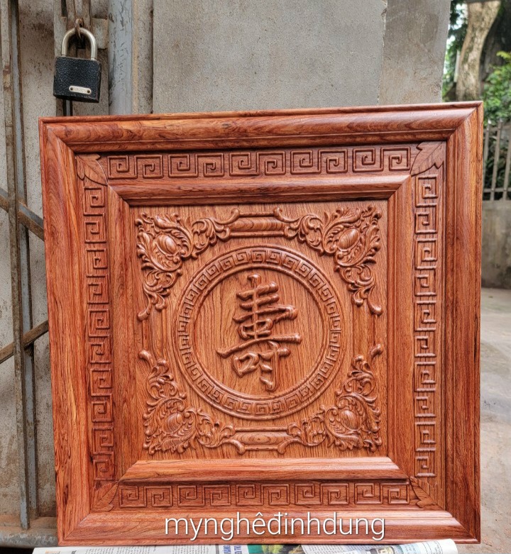 Tranh chữ thọ bằng gỗ hương đá mặt tròn 61×61×4cm
