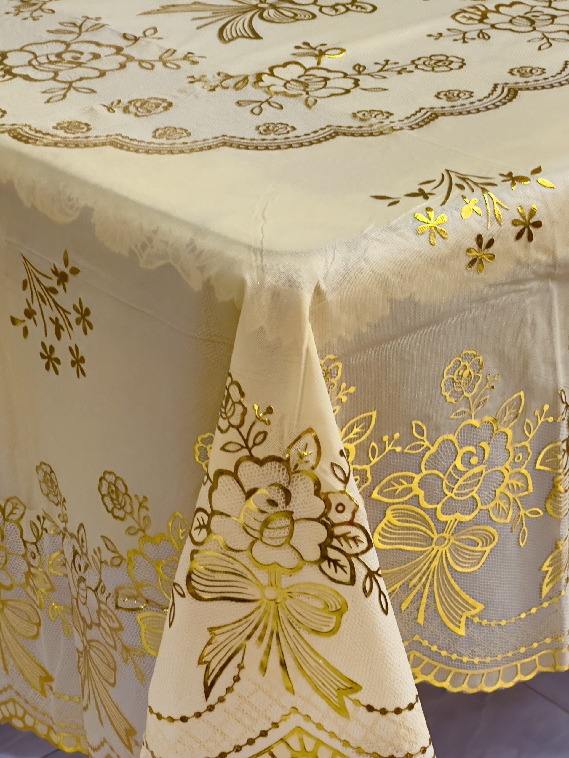 (Tặng 1 lót phần ăn 30 x45) Khăn Trải Bàn PAULEE WLG 751 (150 x 228 cm) hình oval - nền vàng, hoa văn phủ nhũ vàng, sang trọng, không thấm nước