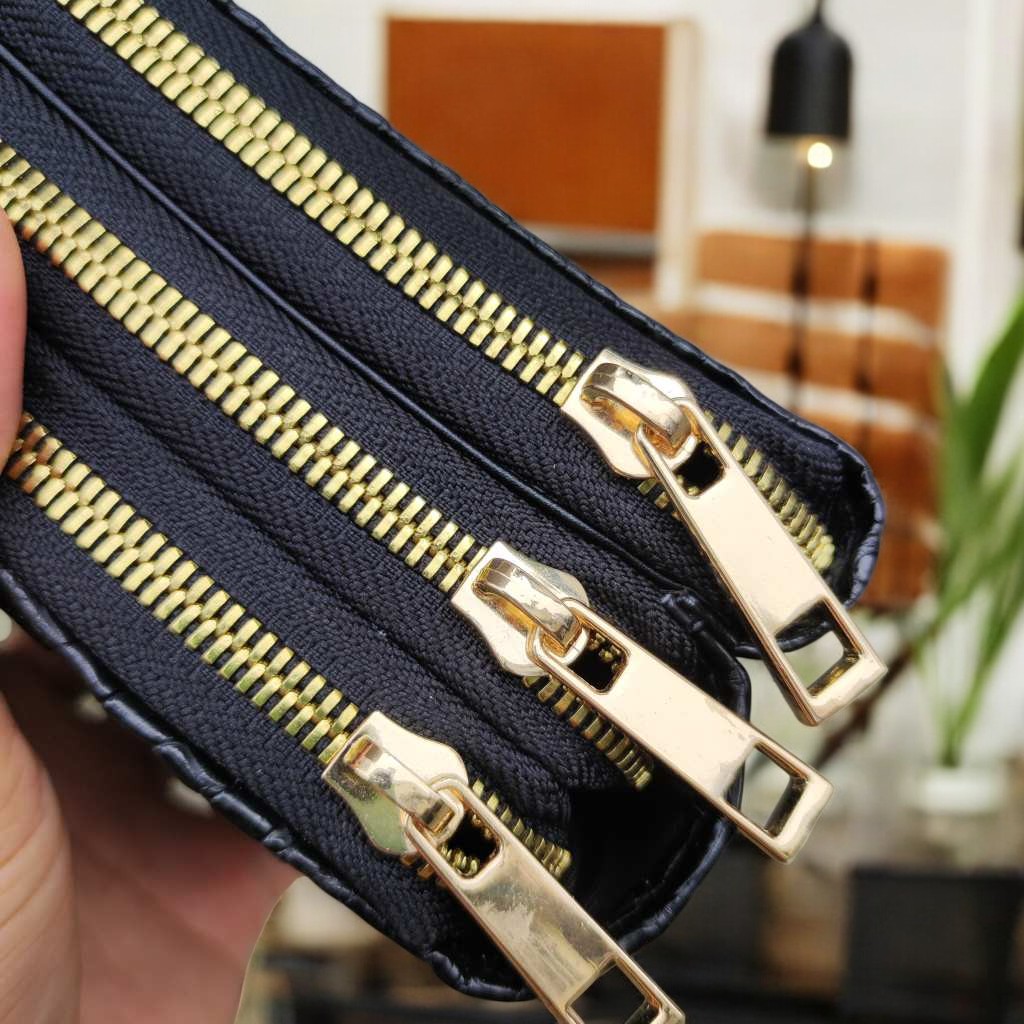 Túi đeo ngực nhỏ gọn Thiết 3 khóa nhiều ngăn. Gù gia cá sấu rất đẹp!