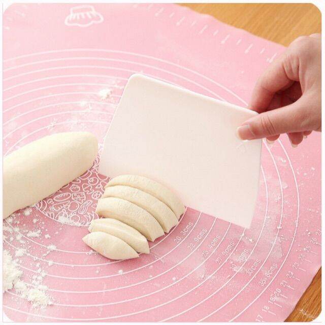Miếng cắt và vét bột bằng nhựa - giao màu ngẫu nhiên