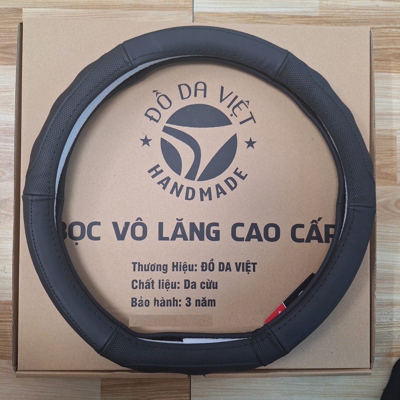 Bọc vô lăng ô tô dáng DCUT SIZE 38, dùng cho hầu hết các dòng xe 4-7 chỗ có vô lăng dáng DCUT, sản xuất bằng da cừu, bảo hành 3 năm