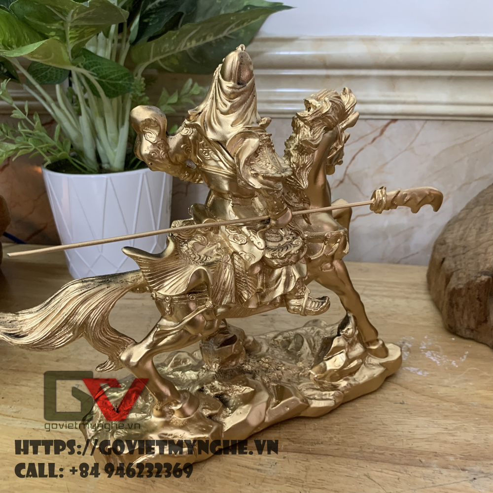Tượng đá trang trí Quan Công phong thủy cầm đao cưỡi ngựa - Chiều dài 25cm - Đá composite - Màu nhũ đồng
