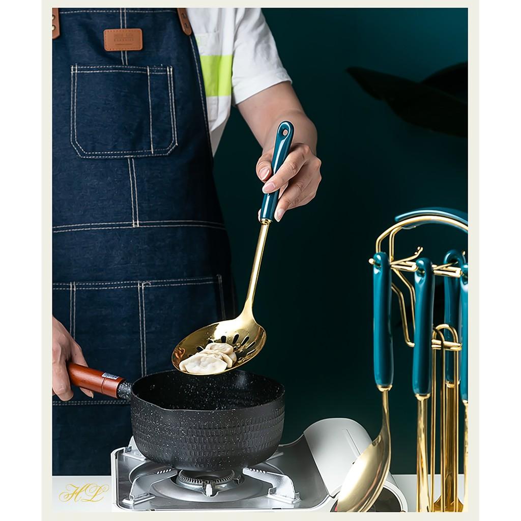 BỘ MUÔI CANH XẺNG INOX VÀNG GƯƠNG CÁN SỨ KÈM GIÁ TREO | BỘ MUÔI VÁ VÀNG GƯƠNG CAO CẤP
