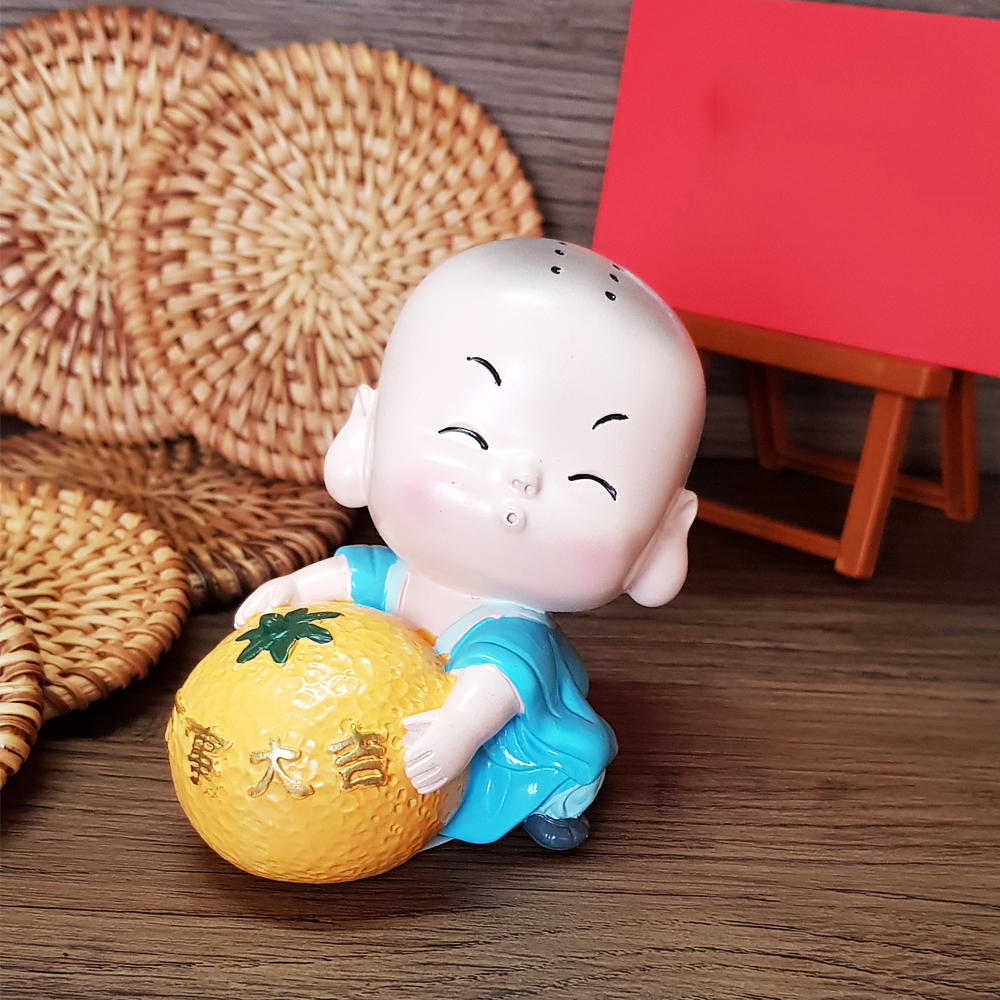 Tượng chibi chú tiểu cát tường - Chú tiểu bên quả cam vàng