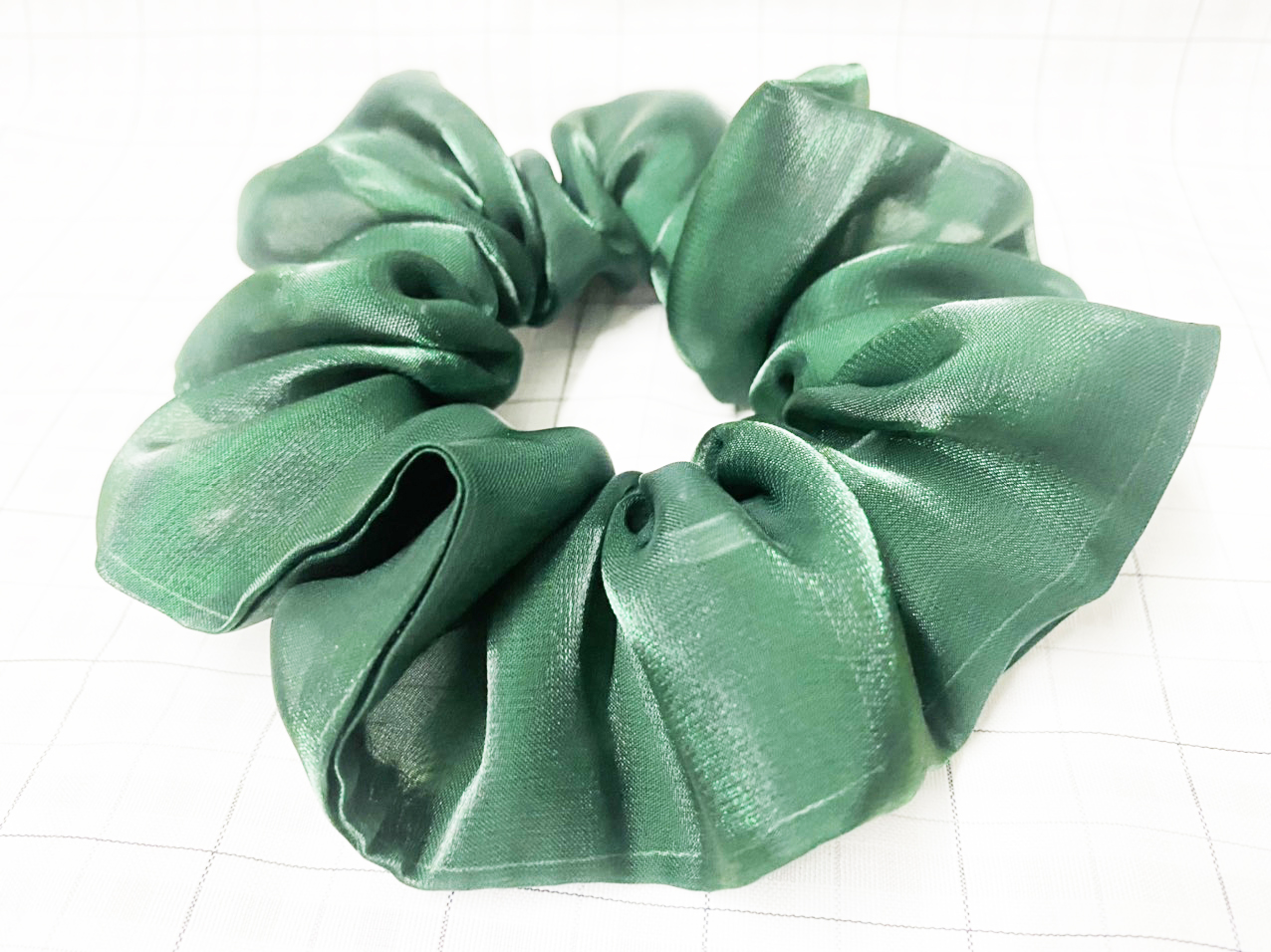 Cột tóc scrunchies màu xanh lục ánh kim sang trọng size trung lớn