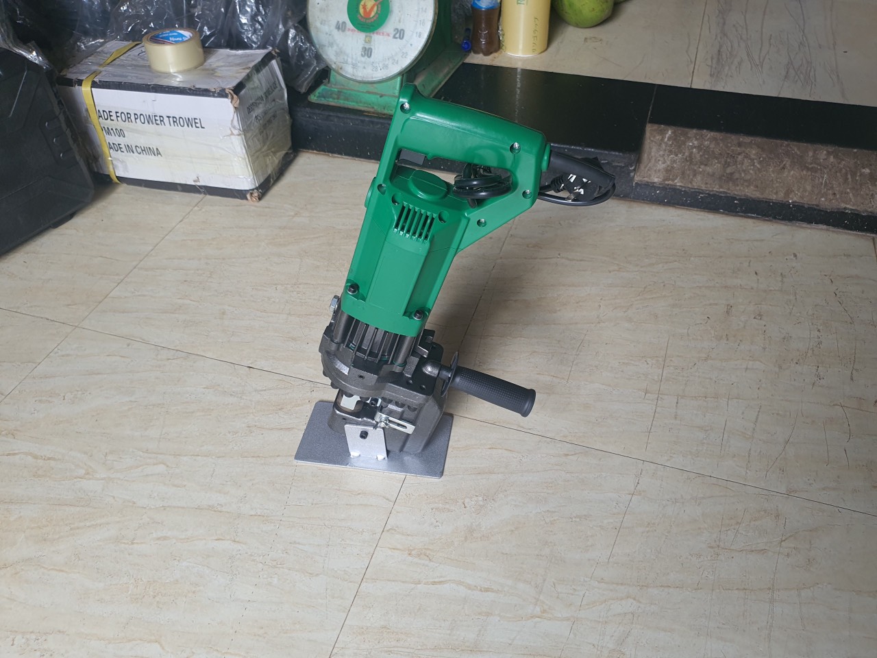 Máy đột lỗ thủy lực cầm tay phi 20